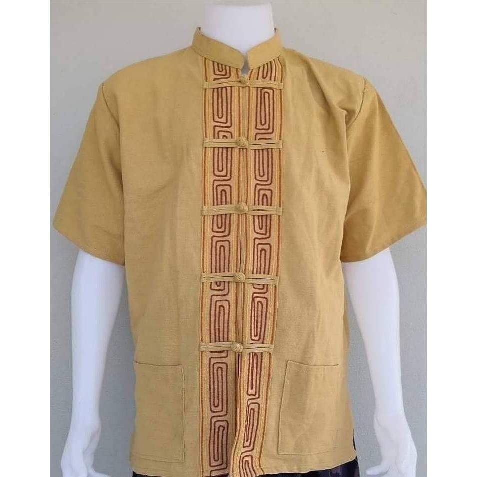 เสื้อม่อฮ่อมชาย เสื้อพื้นเมืองชาย คอจีนแต่งลายเชือก กระดุมผ้า สีเหลืองกากี