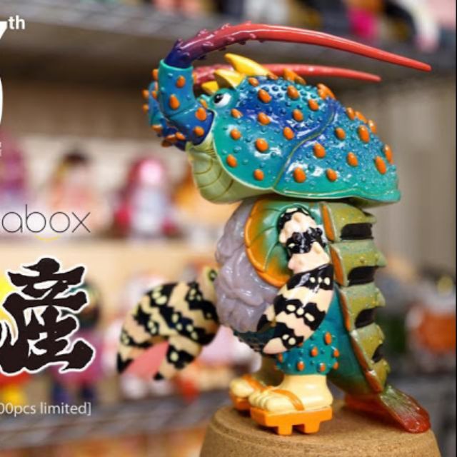 Designer toys : Mame Moyashi ~ Master The Giant Vinyl Figure TTE 2019 Rainbow Lobster by Chino lam  