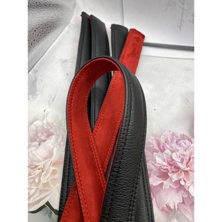 สายหิ้วลำโพงDIYหนังลายหนังแท้ขนาด1.5นิ้วด้านหลังบุด้วยผ้าหนังกลับสีแดงมีดันทรงด้านในแข็งแรง(ถ้าให้เจาะรูแจ้งทางแชทคะ)