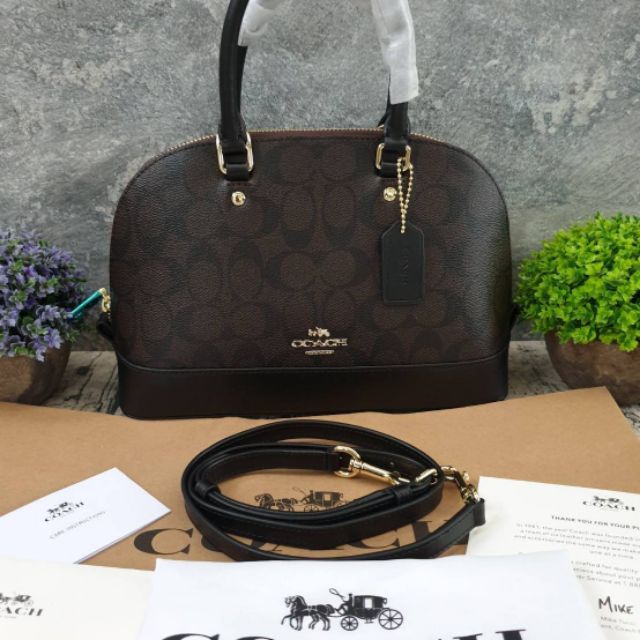 COACH INI SIERRA SATCHEL (COACH F58295)

กระเป๋าทรงโดมมินิ ขนาดกะทัดรัด เปิดปิดด้วยซิป มาพร้อมสายสะพ