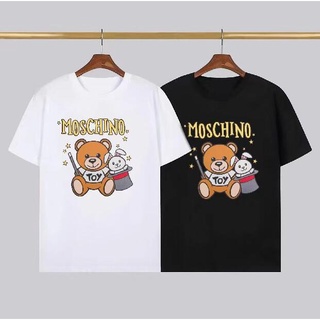 [100% Cotton] 4166 เสื้อยืดแขนสั้น พิมพ์ลายหัวใจ moschino สําหรับผู้ชาย และผู้หญิง