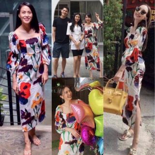 เดรสดอกพิมลาย สีสดใสมากๆ ดีเทลเดรสเข้ารูปผ้ายืดได้นิดหน่อย คอตัด แขนตุ๊กตายกไหล่ ซับในตัว