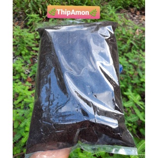 ดินปลูกขนาดน้ำหนัก 1 กิโลกรัม มีส่วนผสมของมูลสัตว์หลายชนิด และพร้อมส่วนผสมวัตถุดิบหลายชนิดเพื่อเพิ่มแร่ธาตุให้พรรณไม้