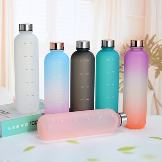 【ฟรีสติกเกอร์】ขวดน้ําพลาสติกใส ปลอด BPA ขนาด 1 ลิตร พกพาง่าย พร้อมสเกลบอกเวลา สําหรับออกกําลังกาย เล่นกีฬา