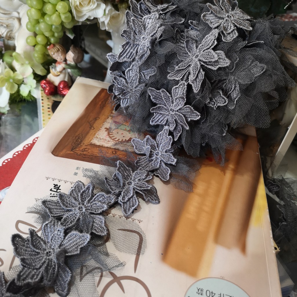 มีสองขนาดให้เลือก 45cm และ 90cm LACE65033 ผ้าลูกไม้ ดอกซ้อน สีเทา ขนาดกว้าง 4 cm