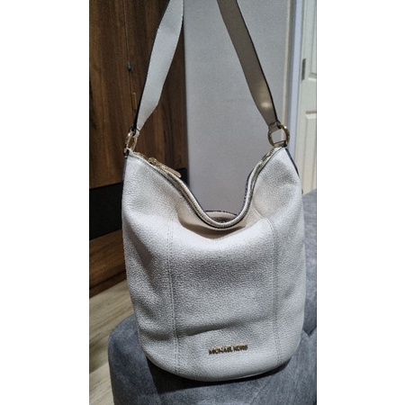 กระเป๋าMK BROOKE MEDIUM BUCKET MESSENGER LIGHT CREAM มือสอง แท้100% จากoutletอเมริกา
