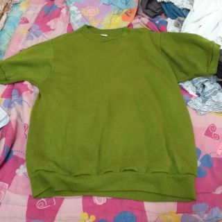 เสื้อยืดสีเขียวขี้ม้า