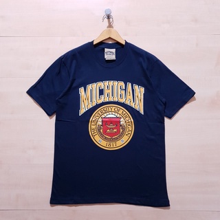 เสื้อยืดผู้ เสื้อยืด ลาย Nutmeg UNIVERSITY Off MICHIGAN สีกรมท่า S-5XL