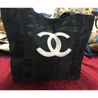 Chanel gift แท้คะ ใหม่มากๆ ได้มาใบเดียว ถือสวยๆ โลโก้ปักเลื่อมสวยมากคะ