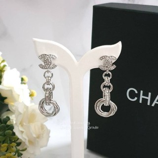 Chanel Earrings ต่างหูชาแนลงานเกาหลี โลโก้ชาแนล ตัวเรือนสีเงิน/ทอง Korea ขนาด : 1.7x5.5cm.