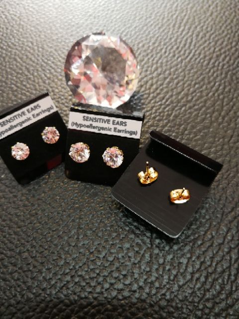 ต่างหูเพชรกลมเล่นแสงสำหรับคนแพ้ง่าย sensitive earrings เพชรcz ฝังหนามเตย มีทั้งตัวเรือนสีเงินและตัวเรือนสีทอง