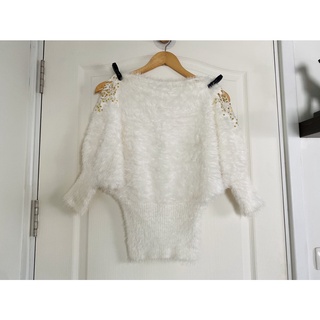 เสื้อสเวตเตอร์ทรงบอลลูนขนนิ่มฟรุ้งฟริ้งสีขาวสุดน่ารัก