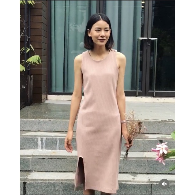 Cara Dress in Salmon Pink เดรสผ่าข้างสูงแบบยาว สี Nude Adelyne.official size M ส่งต่อเสื้อผ้ามือ 2 ข