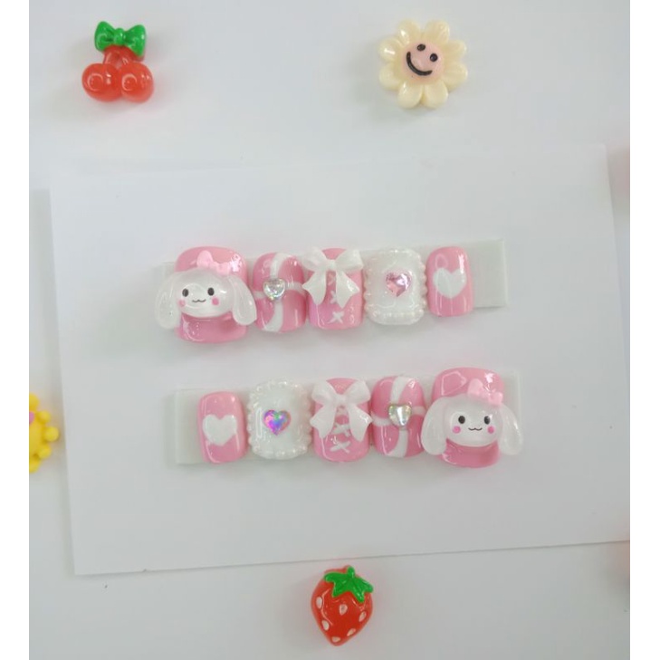 เล็บปลอมงานไล่สีติดอะไหล่สีชมพู