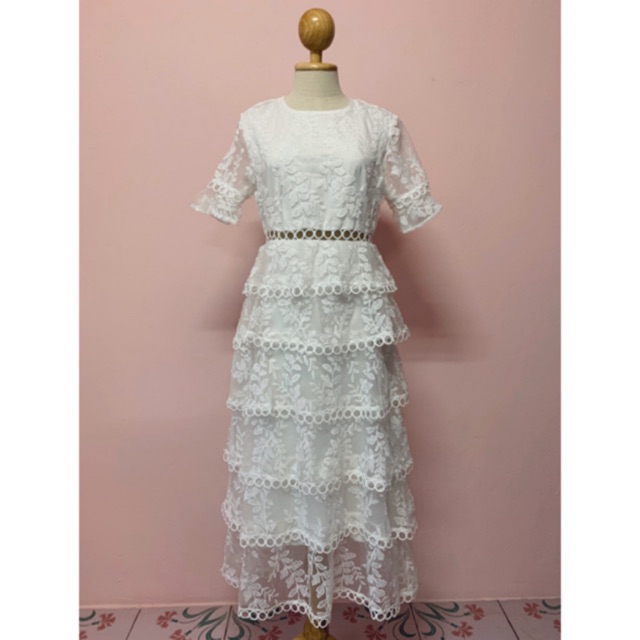 เดรสขาว เป็นชั้นระบาย งานป้าย Milinda : size M (ใหม่มาก งานสวยมากๆค่ะ)