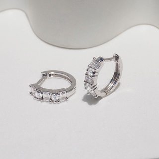 Silvermatters ต่างหูห่วง คริสตัลและบาเก็ต (Crystal Baguette Huggie Hoop Earrings)