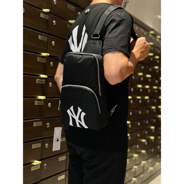 MLB NY แท้💯กระเป๋ทคาดอกสกรีนโลโก้ NYบนกระเป๋างานสวยมากๆสีดำล้วน