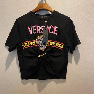 VERSACE CLASSIC LOGO MEDUSA RIBBED COTTON JERSEY CROP TOP IN BLACK WITH SAFETY PIN เสื้อครอปท็อป เอวลอย เวอร์ซาเช่