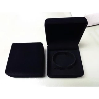 กล่องกำมะหยี่ใส่นาฬิกา กำไล หรือ สร้อยข้อมือ ขนาด 9.2x9.2x4.5cm (code:42กำไล)