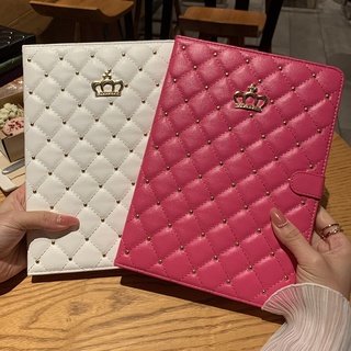 เคสแท็บเล็ตหนัง PU ฝาพับอัจฉริยะ ลายมงกุฎ พร้อมขาตั้ง หรูหรา สําหรับ Apple iPad 10.2 2020 9th 8th Gen 7th 10.2 Pro 11 2021 Air 5 10.9 นิ้ว 2020 Air 5th Gen 2022 10.5 9.7 2018 5th 6th Mini 6 5 4