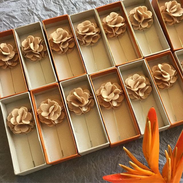 Lapel pin / พินติดสูท / เข็มกลัดติดสูท / เข็มกลัดดอกไม้ / ดอกไม้ติดสูท / ดอกไม้ติดเสื้อ  / เข็มกลัด เอิร์ธโทน