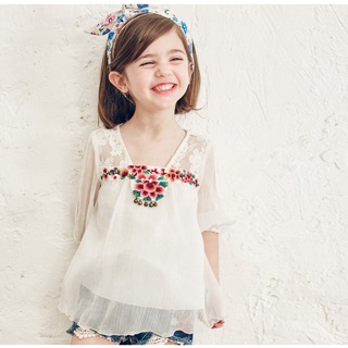 เสื้อเด็กหญิงสีขาวลายดอกไม้