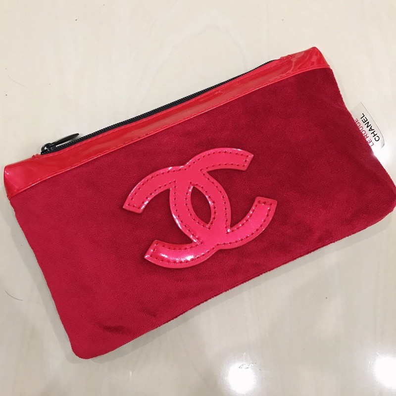 กระเป๋า กำมะหยี่ สีแดง จาก เคาท์เตอร์ Chanel Beaute