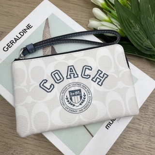 กระเป๋าคล้องมือ Coach Corner Zip Wristlet In Signature Canvas With Varsity Motif CB855 ไซส์S 1 ซิป สีขาว