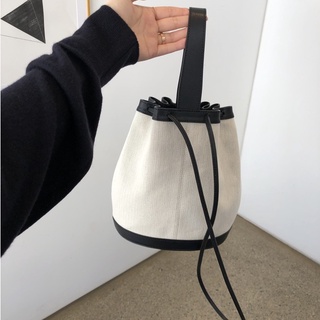 (COD)  กระเป๋าถือสตรีกระเป๋าสะพายข้างใต้วงแขนกระเป๋าจีบตกแต่งความจุขนาดใหญ่สไตล์เรียบง่าย