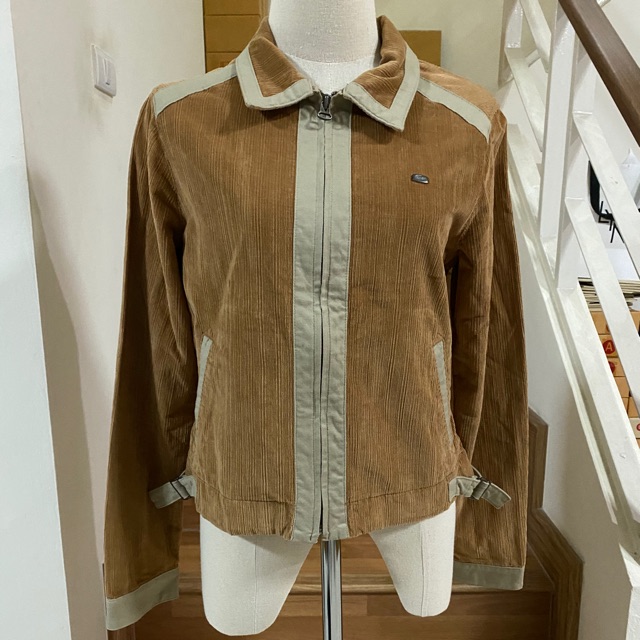 เสื้อแจ็กเก็ตยี่ห้อ Lacoste ของแท้ 💯 มีซิปหน้า กระเป๋าหน้า อก 28-35” ความยาวแขน22” ความยาวเสื้อ 20.5