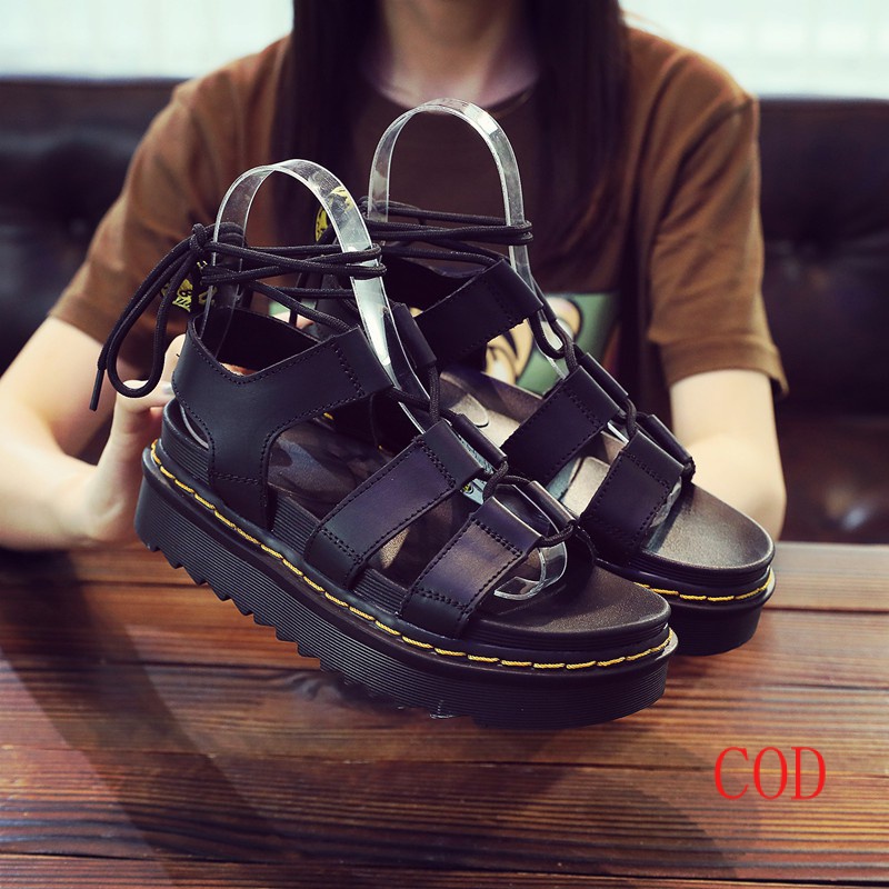 Dr Martens air wair Women Martins Sandals เทรนด์แฟชั่นกลางแจ้งรองเท้าชายหาดพื้นหนารองเท้าแตะลําลอง M