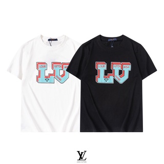 [S-5XL]เสื้อยืดแขนสั้น ผ้าฝ้าย พิมพ์ลายตัวอักษร L&amp;v พลัสไซซ์ สําหรับผู้ชาย และผู้หญิง