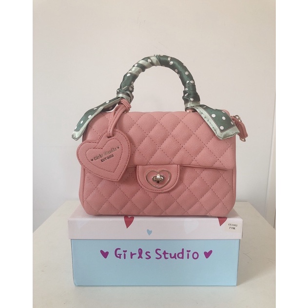 กระเป๋าแบรนด์แท้  Girl Studio งานมีตำหนิแค่จุดเดียวขอคนรับได้นะคะ มีสีชมพูเข้มสีเดียวคะ