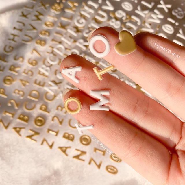 Puffy alphabet sticker : สติกเกอร์ ตัวอักษร แบบนูน สีขาวเงา / สีทอง metallic ตัวหนังสือ ขนาด1cm