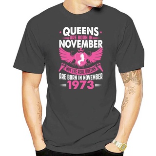 เสื้อยืดผ้าฝ้ายพิมพ์ลายแฟชั่นชุดเสื้อผ้า พิมพ์ลาย Queens Are Born In November 1973 สีขาว แบบเรียบง่าย น่ารัก ของแท้ 3Xl