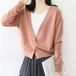 knitted cardigan basic style
เรียบหรูดูดี ทรงสวย ต้องตัวนี้นะคะ เสื้อคลุมไหมพรมกระดุม 3 เม็ด