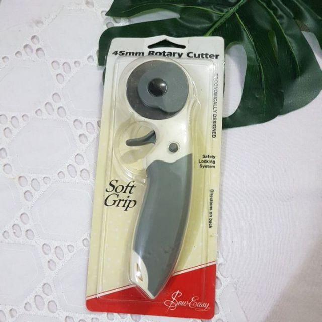 ลูกกลิ้งตัดผ้าขนาด 45 mm. Rotary Cutter