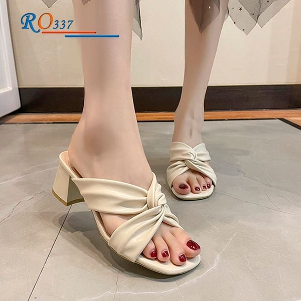 [REAL PHOTOS] ROSATA RO337 5p รองเท้าแตะผู้หญิงหนังเคลือบคุณภาพสูงพร้อมพื้นรองเท้าแพลตฟอร์ม - สีเหลื