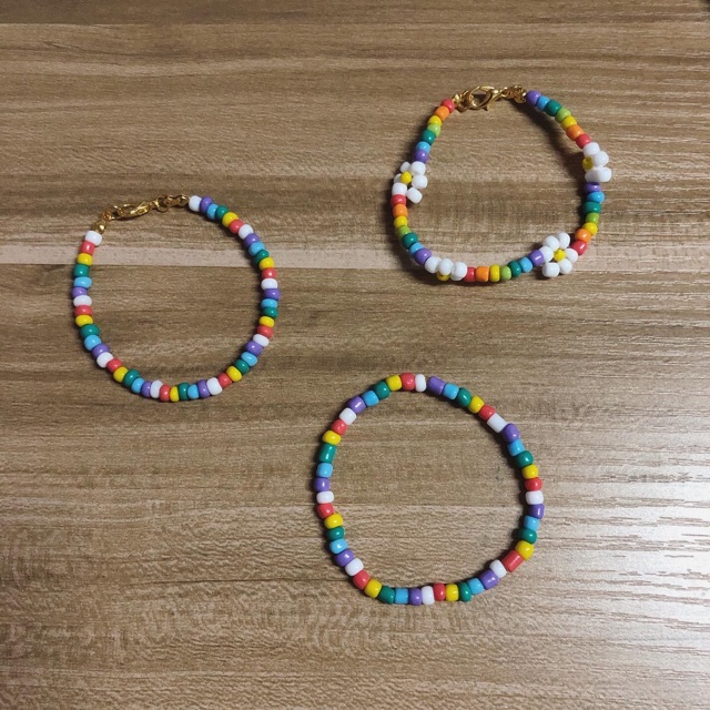 กำไลลูกปัด สร้อยข้อมือลูกปัด สีสายรุ้งคั่นขาว 🌈 1 เส้น