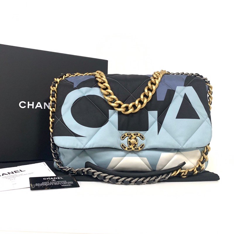 Chanel 19 Size Maxi ( Like New! )Holo: 30
