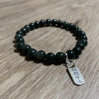 สร้อยข้อมือหยกพม่า (Jadeite / Omphacite Type A) 7.2 มม. เนื้อเทียน สีเขียวดำ ประดับ charm เงินแท้ 925