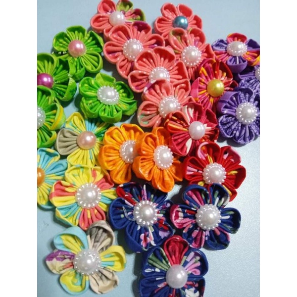 ดอกไม้ผ้า6กลีบ 3-4cm. ติดเกสรมุก คละสี 20ดอก สำหรับตกแต่งงานประดิษฐ์ งานฝีมือ diy scrapbook trim embellishment decor