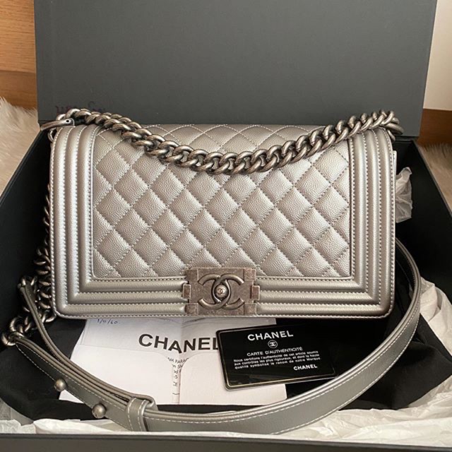 Kept unused ‼️ Chanel boy 10” silver metallic holo24 ออก shop ไทยมาค่ะ เกือบ 160,000฿  ซื้อเก็บ ไม่เคยใช้งานใดๆ