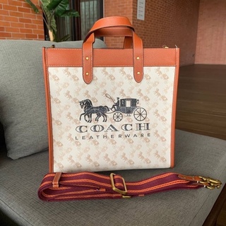 ส่งฟรี🔥โปรแรง COACH FIELD TOTE WITH HORSE AND CARRIAGE PRINT AND CARRIAGE BADGE (COACH C8461)