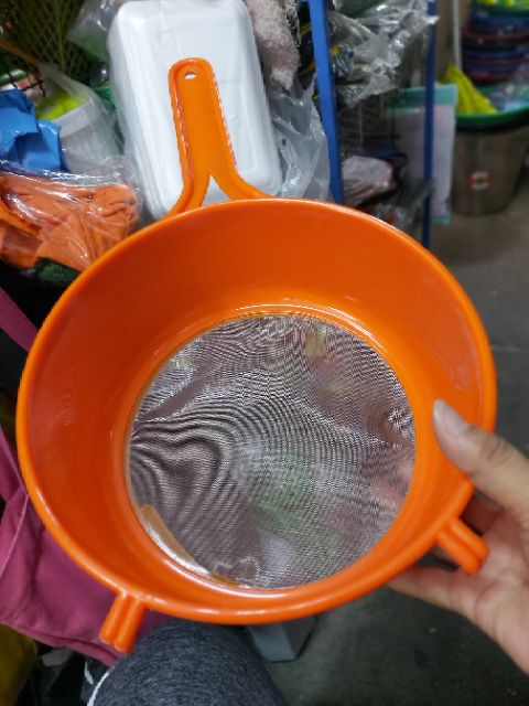 ร่อนแป้งพลาสติก คละสี!! ใหญ่ !! มีด้ามจับ รูปที่ 2