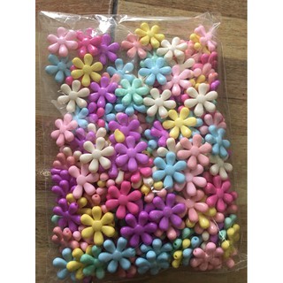 ลูกปัดรูปดอกไม้คละสีหวาน 40กรัม50บาท