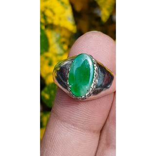 แหวนหยก 翡翠戒指 (Jadeite ring) 0.74 กะรัต (Cts.) ดิบ ไม่ผ่านการปรับปรุง (Type A) พม่า (Myanmar)