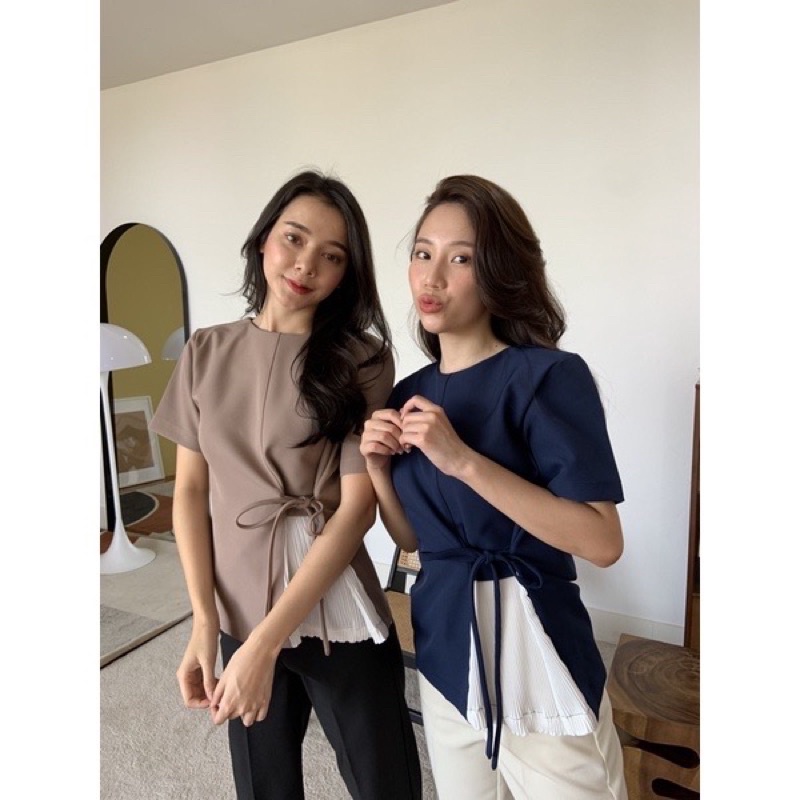 ✨✨เสื้อทูโทนแต่งพลีท กระดุมหลัง สีน้ำตาลเทา Brand Kalisa