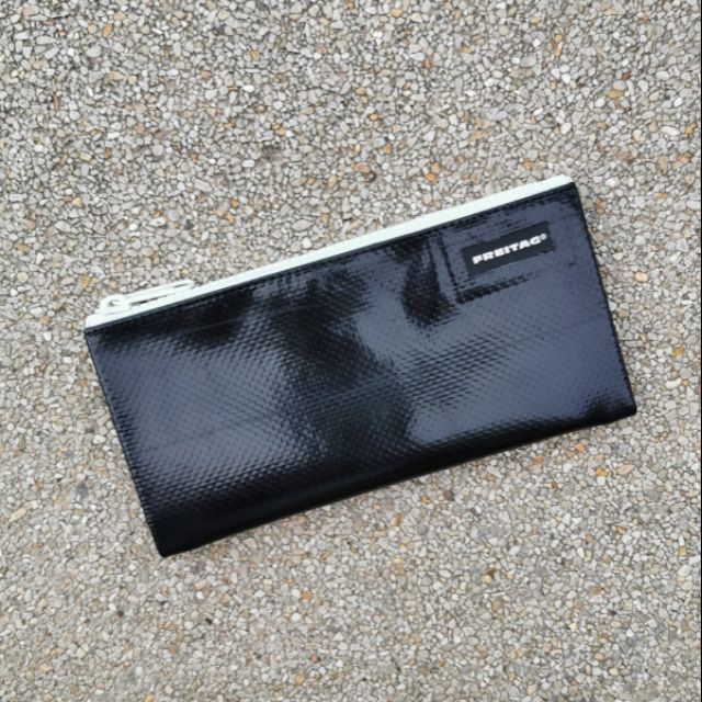 กระเป๋าใส่ของ Freitag
รุ่น F06 SERENA ผ้าใบสีดำ เงา ซิปสีขาว มือ 1