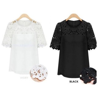 เสื้อแขนสั้นด้านบนเป็นผ้าซีทรูผ้าลูกไม้ต่อลงมาถึงช่วงแขน